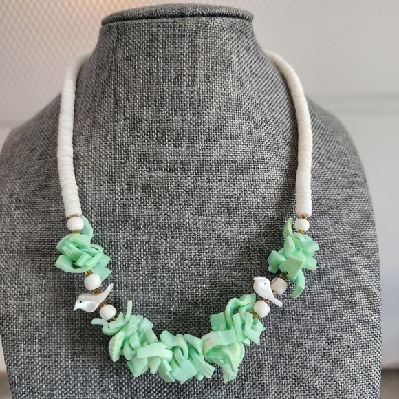 Shell and mother of pearl bird necklace - Picture 1 of 7